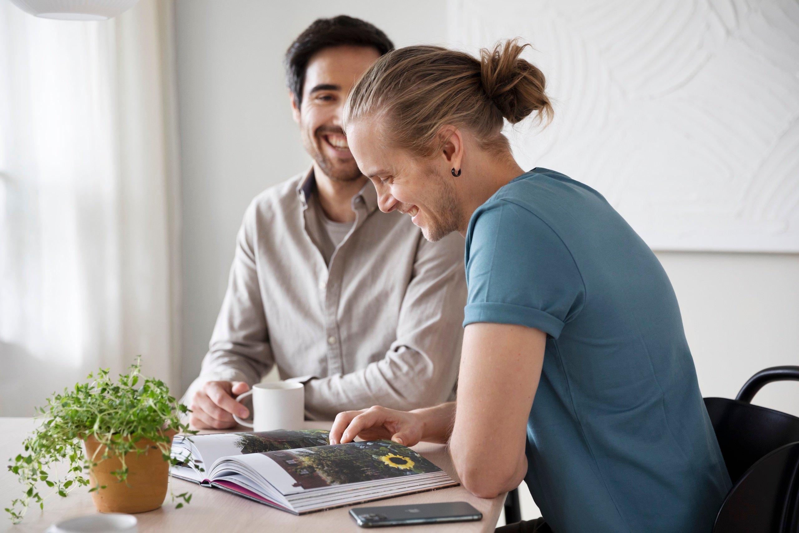 Två män som sitter i ett modernt kök.