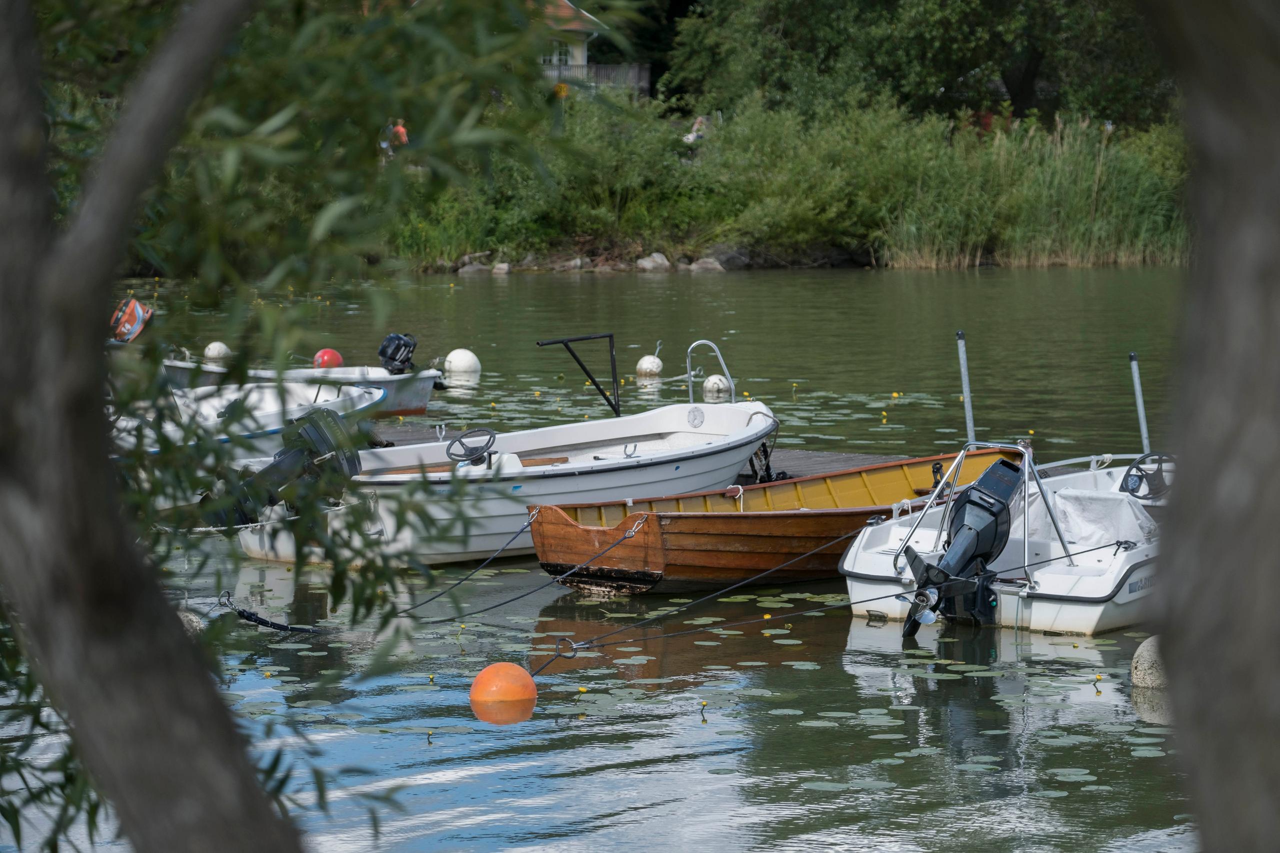Kanal med flera båtar.