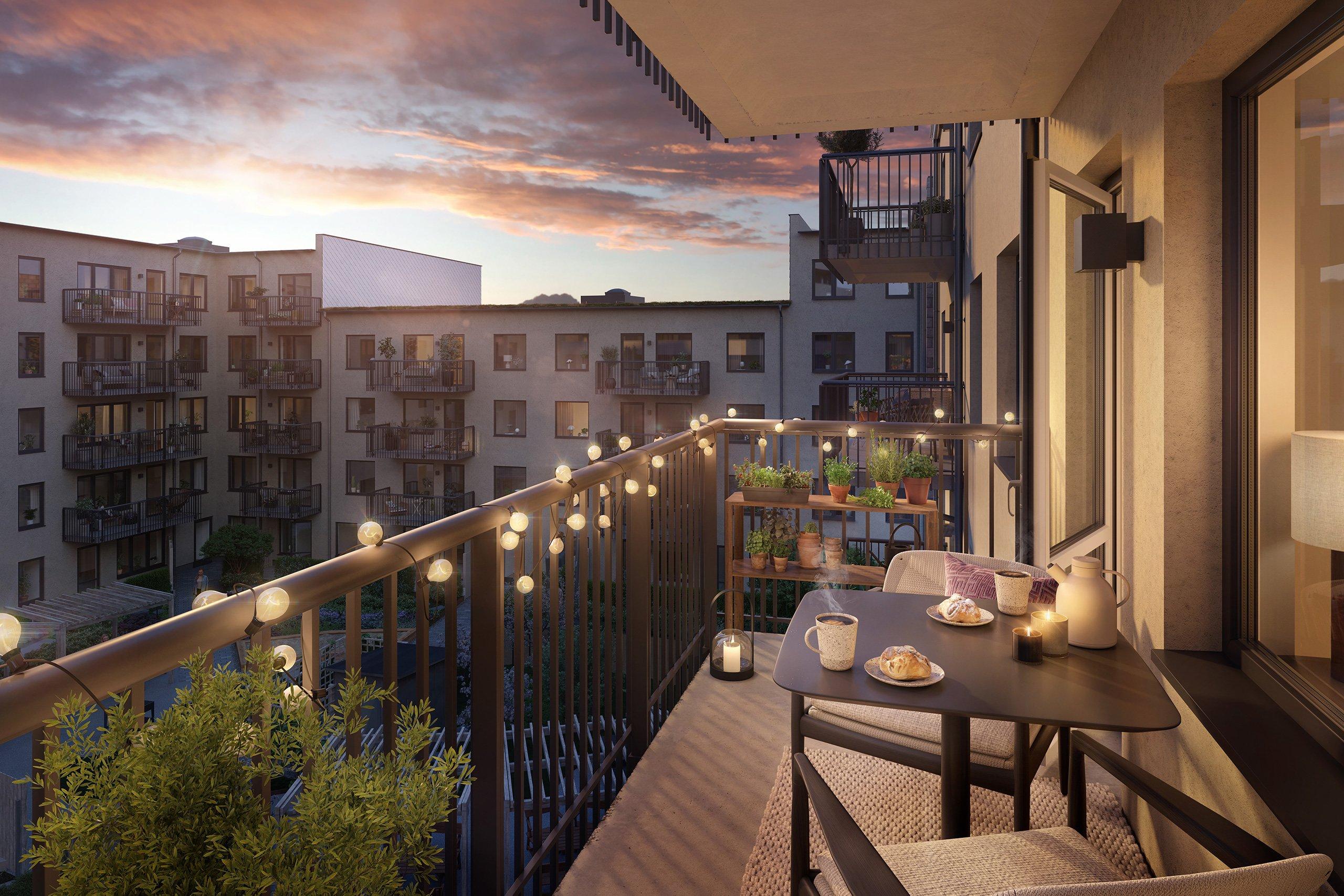 Rymlig balkong mot innergård i kvällsljus.