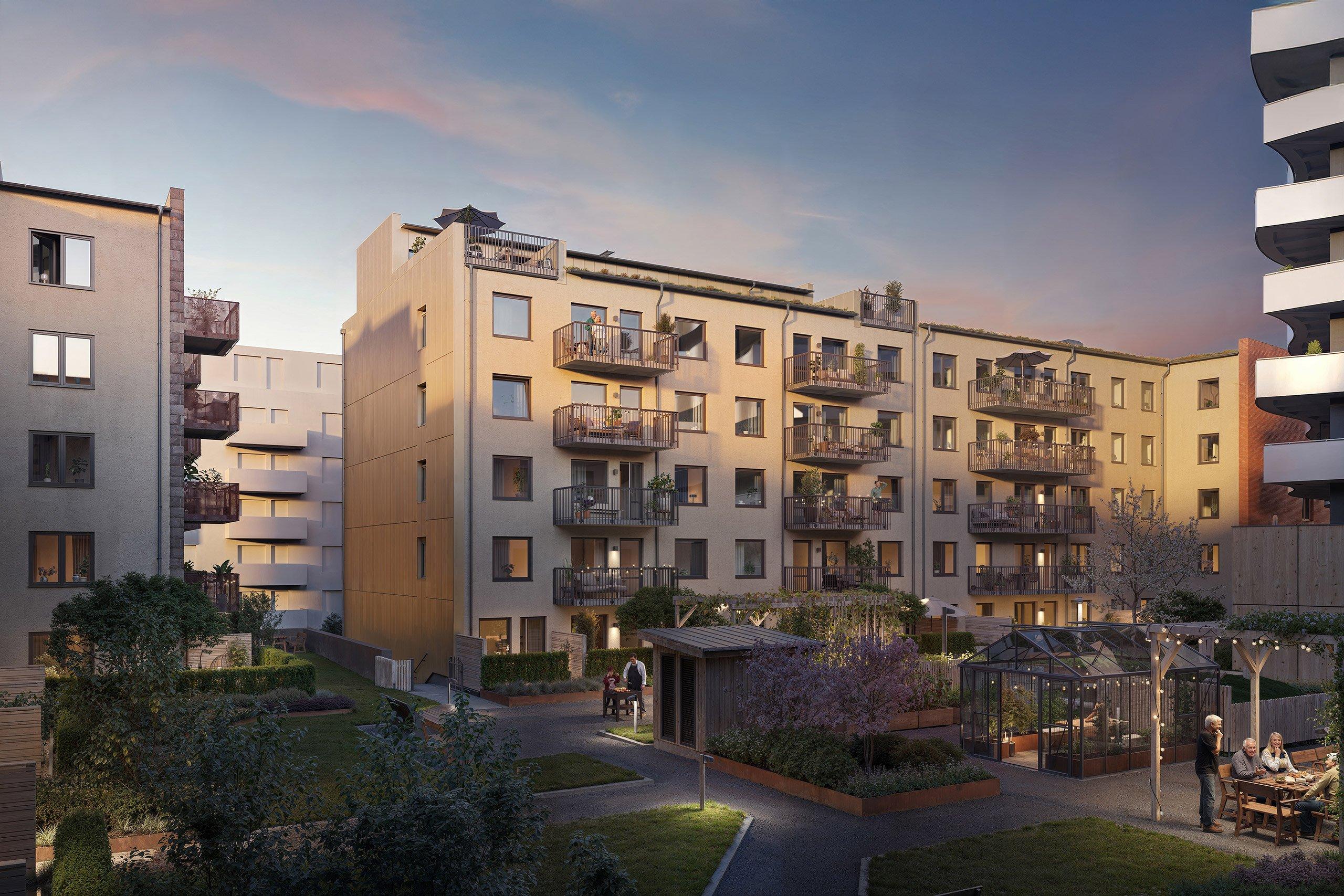 Balkonger mot innergård i kvällsljus.