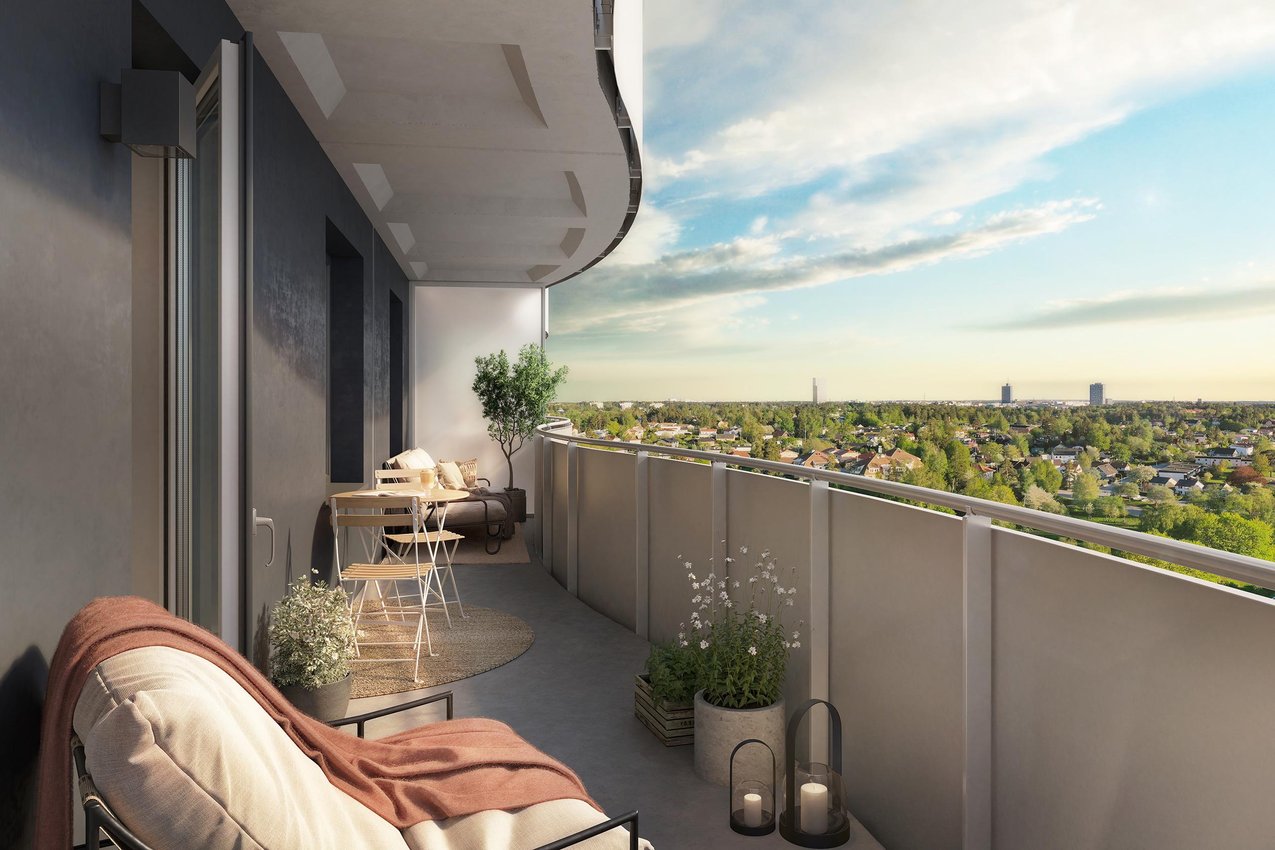 Stor, svängd balkong med utsikt över gröna trädkronor.