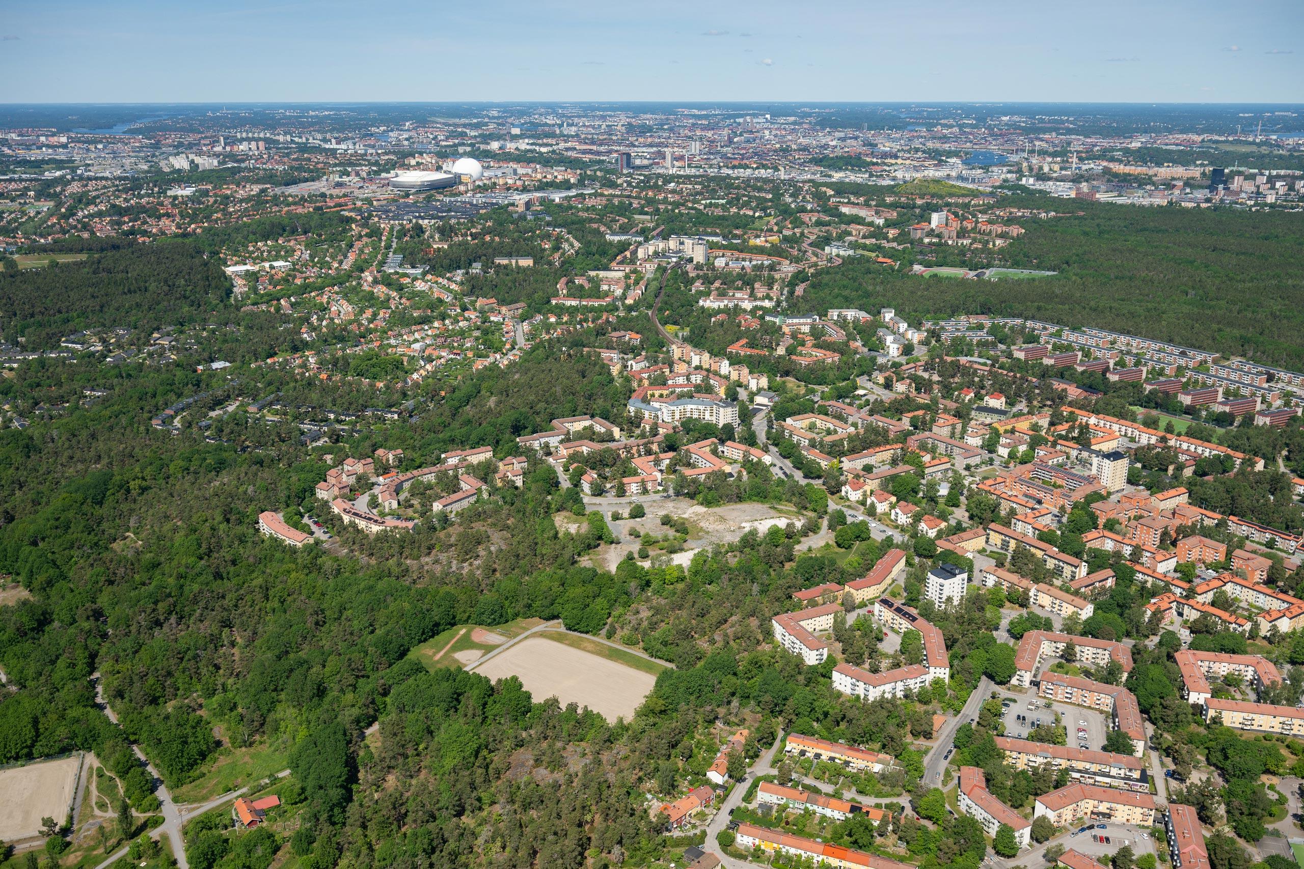 Här bor du centralt i charmiga Bagarmossen, 150 meter från tunnelbanestationen.