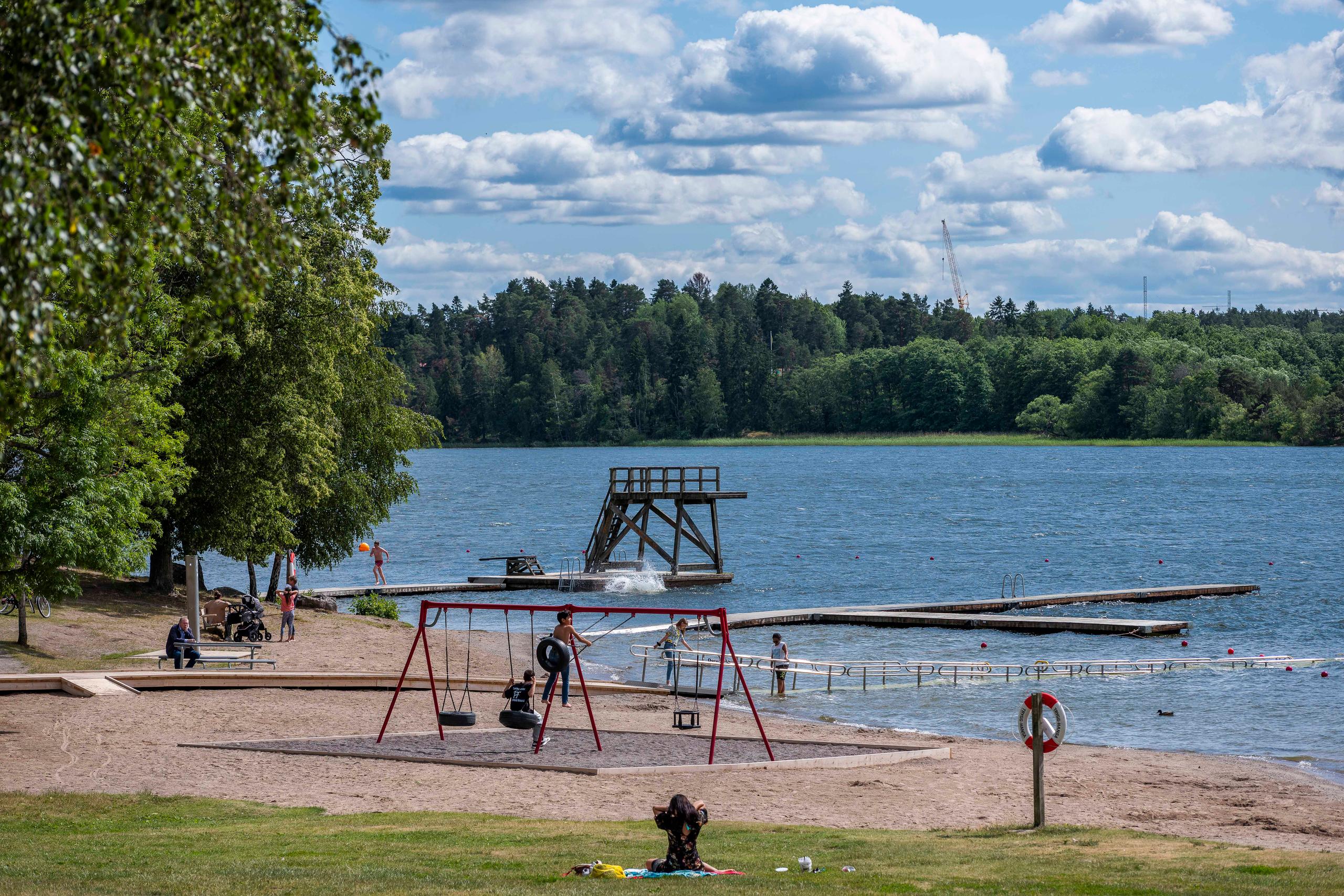 Kanaanbadet ligger naturskönt i Grimsta naturreservat och har två stränder.
