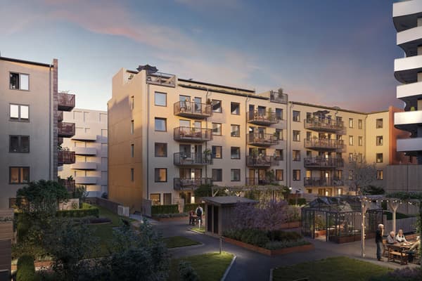 Balkonger mot innergård i kvällsljus.