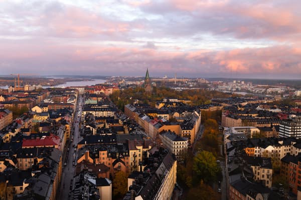 Rosa kvällshimmel över Södermalm.