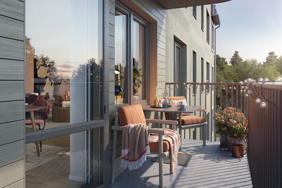 Luftig solbelyst balkong.